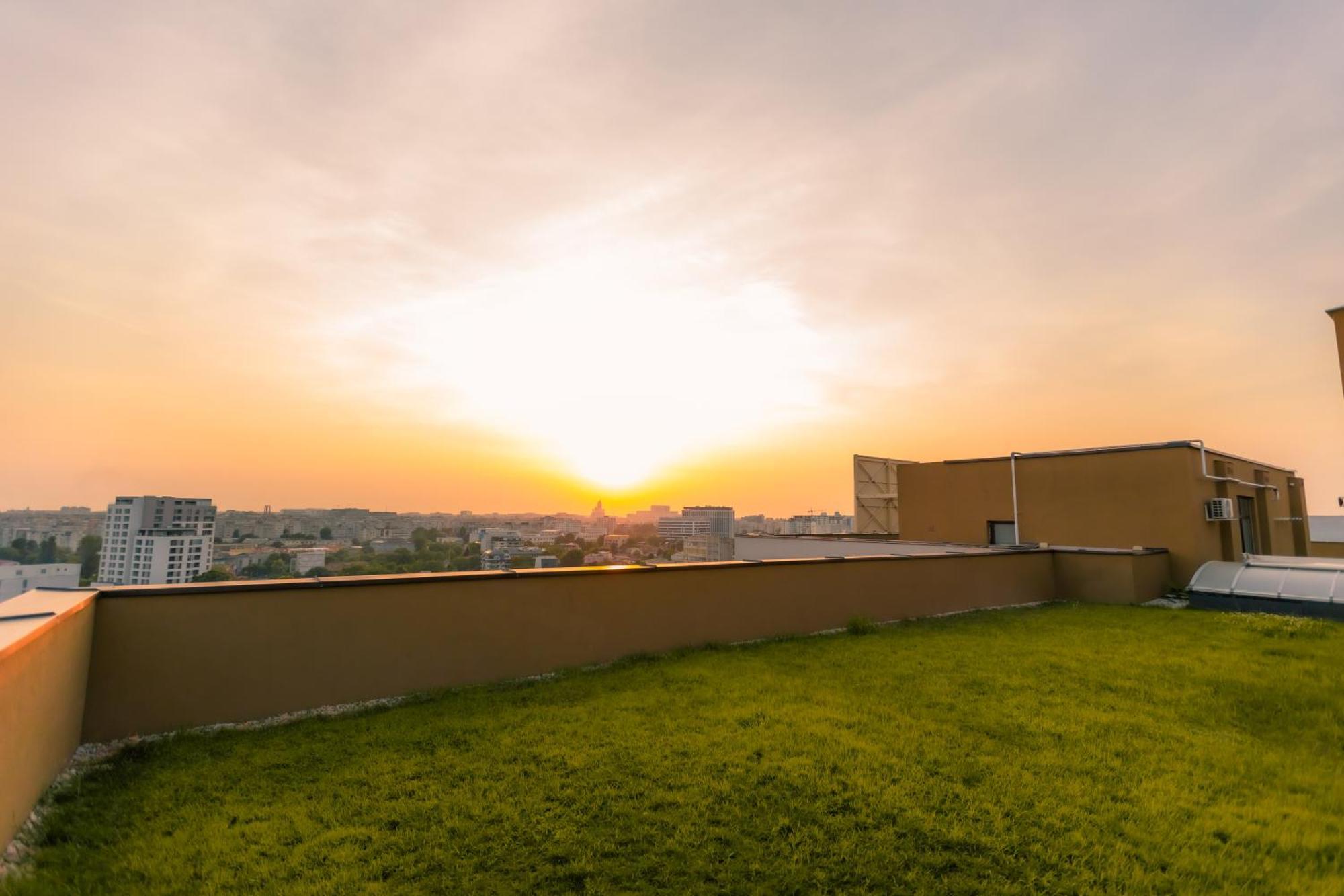 Sunset Apartment - Central Apt With Rooftop Garden Bucarest Esterno foto