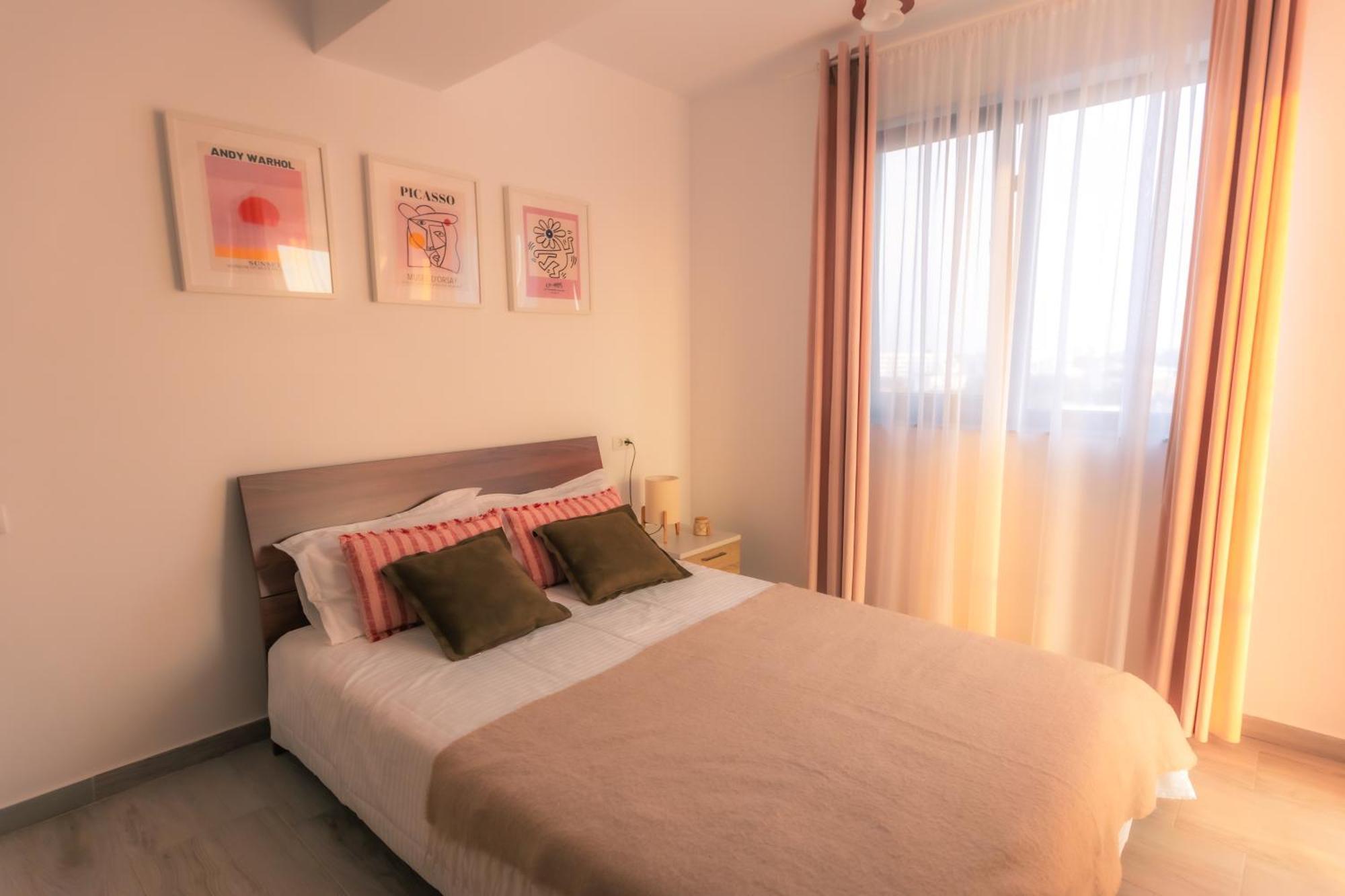 Sunset Apartment - Central Apt With Rooftop Garden Bucarest Esterno foto