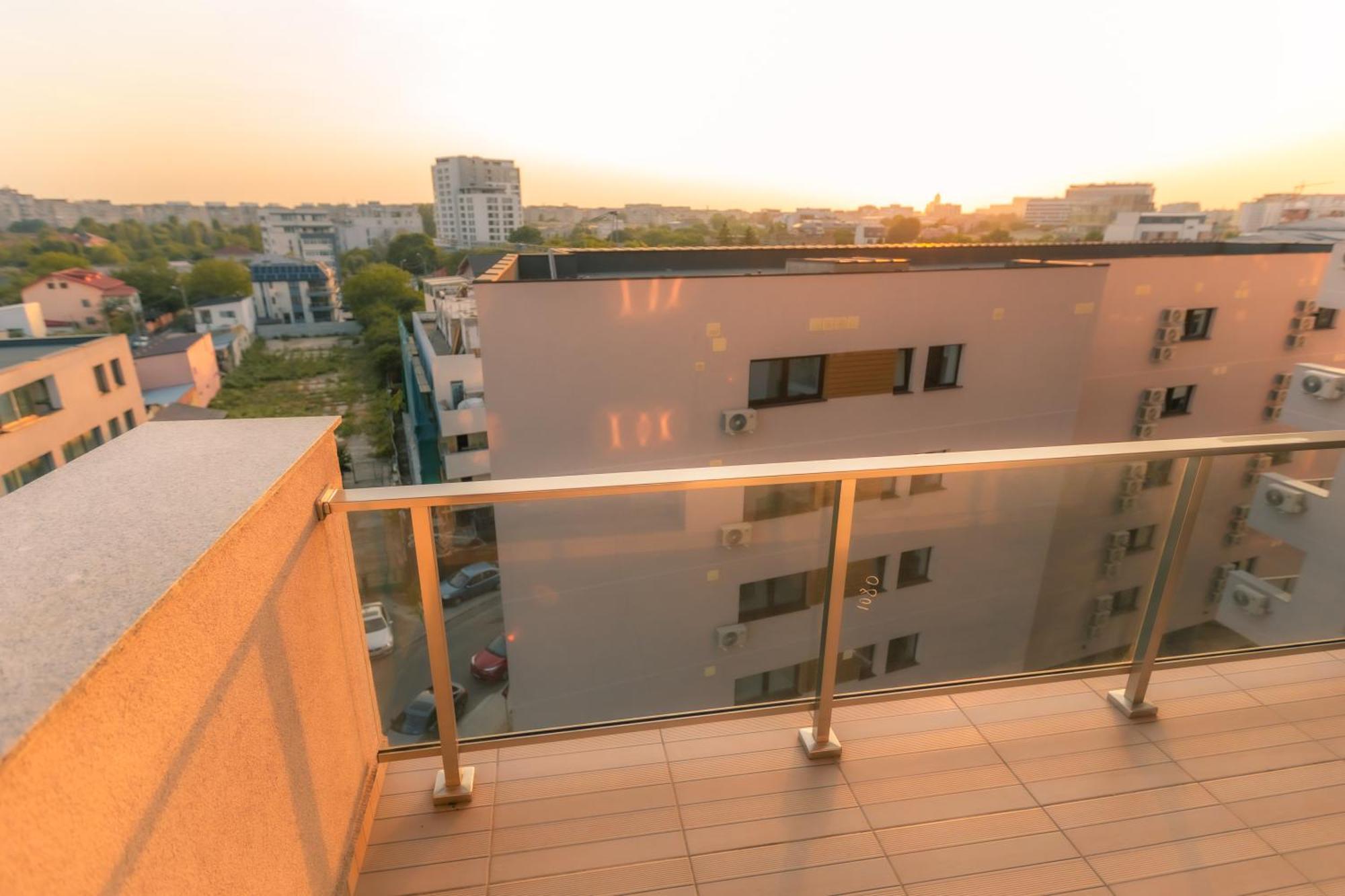 Sunset Apartment - Central Apt With Rooftop Garden Bucarest Esterno foto